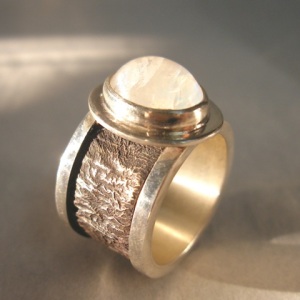 D. Bréchault - Bark - Ring.    Sterling silver, reticulation silver, patina, moonstone. Fabricated, reticulated.